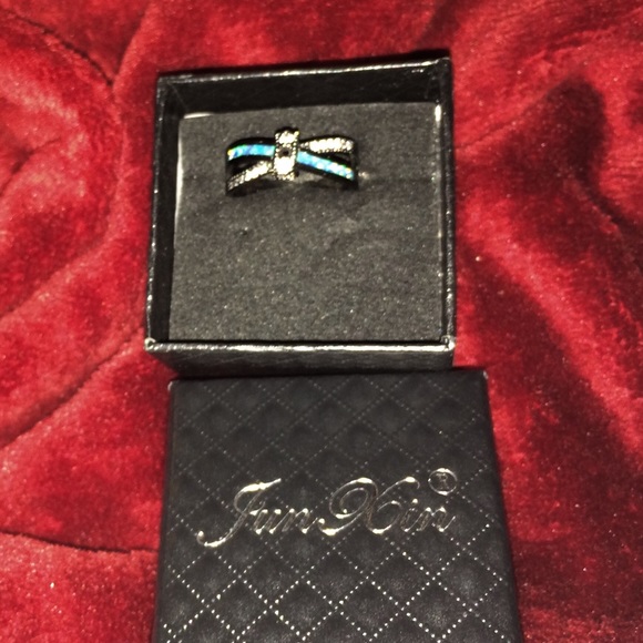 Jun kin size 9, 10 karat ring - Picture 4 of 5